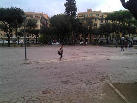 Ancora Piazza dei Re di Roma. Uno di quei luoghi in cui ti vergogni e ti senti umiliato ad essere cittadino di questa città