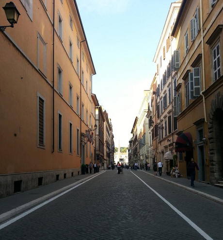 Lo stupro di Via di Ripetta. Ecco gli stalli della sosta: ovviamente bianchi, quindi totalmente abusivi