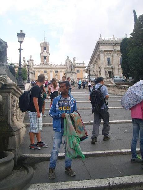 Incredibile vedere i vu cumprà davanti all'ufficio del sindaco? No, se in Giunta e in Consiglio ci sono i difensori di queste illegalità...