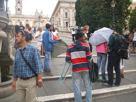 Incredibile vedere i vu cumprà davanti all'ufficio del sindaco? No, se in Giunta e in Consiglio ci sono i difensori di queste illegalità...