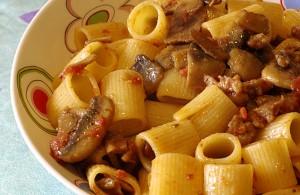 Maccheroni con salsiccia e funghi