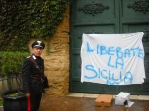 striscione agrigento liberate la sicilia fonte Agrigento Flash