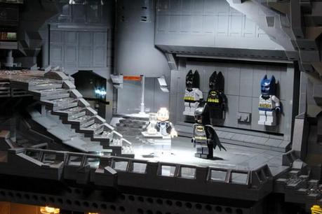 Una ricostruzione epica della BatCaverna fatta con i mattoncini LEGO