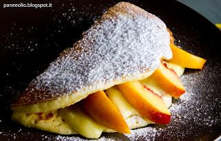 Pancake dolci con crema pasticcera e pesche