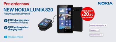 Nokia Lumia 820 in UK con cover ricarica wireless.