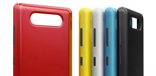 Nokia Lumia 820 in UK con cover ricarica wireless.