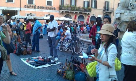 Immersa nello schifo e nel degrado anche la Fontana dei Fiumi di Gianlorenzo Bernini, a Piazza Navona. E' diventata espositore per borse e cinte contraffatte