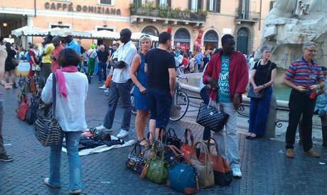 Immersa nello schifo e nel degrado anche la Fontana dei Fiumi di Gianlorenzo Bernini, a Piazza Navona. E' diventata espositore per borse e cinte contraffatte