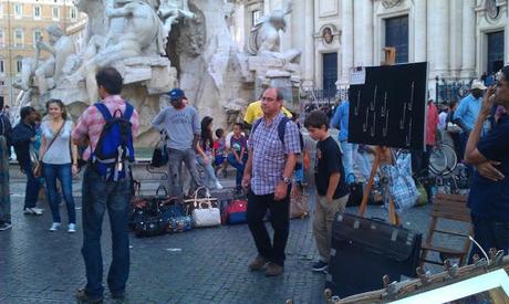 Immersa nello schifo e nel degrado anche la Fontana dei Fiumi di Gianlorenzo Bernini, a Piazza Navona. E' diventata espositore per borse e cinte contraffatte