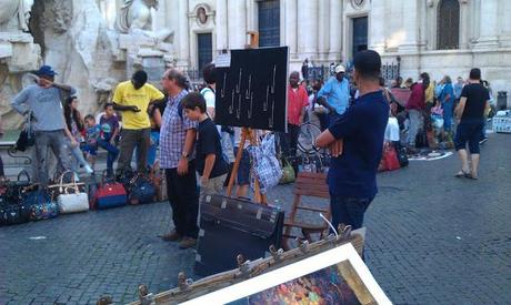 Immersa nello schifo e nel degrado anche la Fontana dei Fiumi di Gianlorenzo Bernini, a Piazza Navona. E' diventata espositore per borse e cinte contraffatte