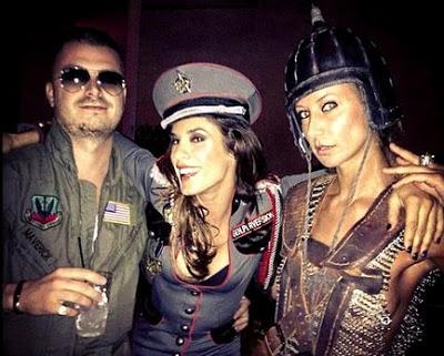 Halloween: Elisabetta Canalis si traveste da generale