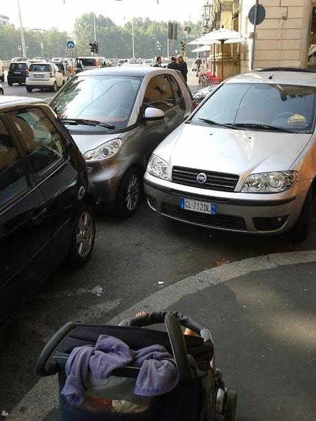 Girare per il Rione Prati con un passeggino. Immagini terrificanti che mai avremmo voluto pubblicare, la quintessenza della guerra civile che Roma vive ogni minuto: reagiamo!