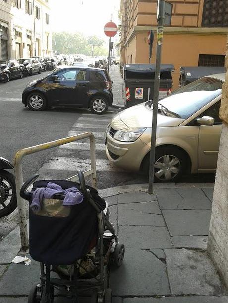 Girare per il Rione Prati con un passeggino. Immagini terrificanti che mai avremmo voluto pubblicare, la quintessenza della guerra civile che Roma vive ogni minuto: reagiamo!