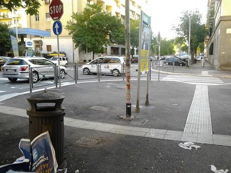 I manifesti abusivi di Storace (ormai può essere una rubrica). Continua l'escalation inquietante. Domanda: questi attacchini di colore saranno in regola? Come si chiama la loro ditta? Perché affiggono manifesti su superfici private non autorizzate? Una...