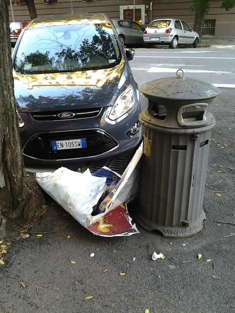 I manifesti abusivi di Storace (ormai può essere una rubrica). Continua l'escalation inquietante. Domanda: questi attacchini di colore saranno in regola? Come si chiama la loro ditta? Perché affiggono manifesti su superfici private non autorizzate? Una...