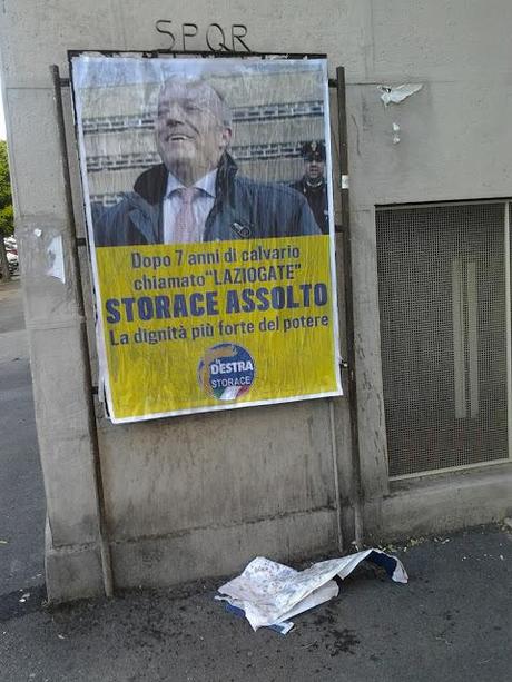 I manifesti abusivi di Storace (ormai può essere una rubrica). Continua l'escalation inquietante. Domanda: questi attacchini di colore saranno in regola? Come si chiama la loro ditta? Perché affiggono manifesti su superfici private non autorizzate? Una...