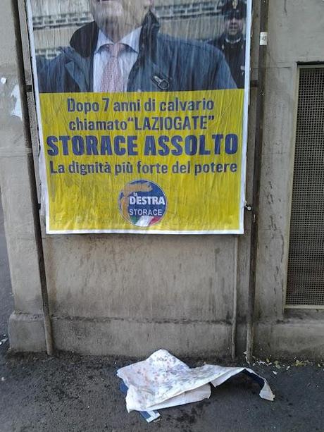 I manifesti abusivi di Storace (ormai può essere una rubrica). Continua l'escalation inquietante. Domanda: questi attacchini di colore saranno in regola? Come si chiama la loro ditta? Perché affiggono manifesti su superfici private non autorizzate? Una...