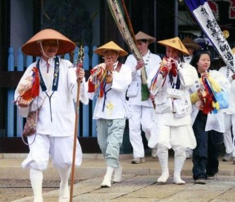 Pellegrini in cammino sul lungo percorso degli 88 templi dello Shikoku