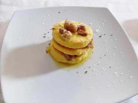 millefoglie di polenta ai funghi porcini e olio tartufato