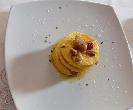 millefoglie di polenta ai funghi porcini e olio tartufato