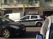 sullo sfondo Vigile Urbano passa telefonino attaccato all'orecchio