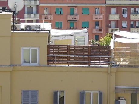 I furbetti del terrazzino che, a nostro modo di vedere, restano dei criminali fuorilegge, altroché furbetti