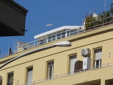 I furbetti del terrazzino che, a nostro modo di vedere, restano dei criminali fuorilegge, altroché furbetti