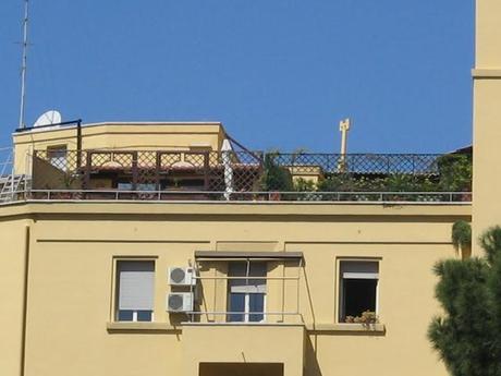 I furbetti del terrazzino che, a nostro modo di vedere, restano dei criminali fuorilegge, altroché furbetti