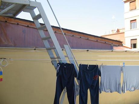 I furbetti del terrazzino che, a nostro modo di vedere, restano dei criminali fuorilegge, altroché furbetti