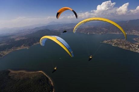 Spettacolo di parapendio e deltaplani a Rignano Garganico (Foggia)