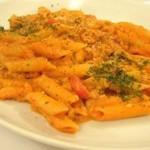 Penne alla polpa di granchio con pomodoro e peperoncino