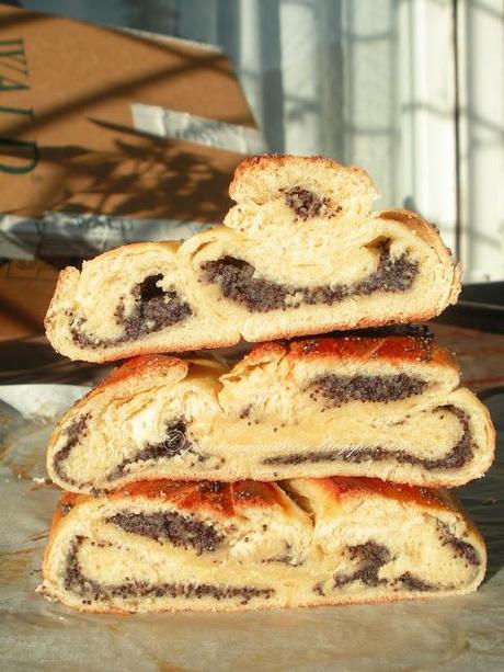 Pane dolce del sabato ai semi di papavero (Sweet Saturday bread with poppy-seeds)