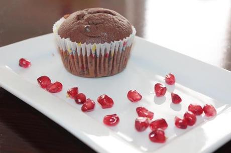 Muffin al cacao e gocce di cioccolato con succo di melograno