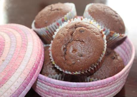 Muffin al cacao e gocce di cioccolato con succo di melograno