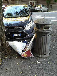 STORIE DELL'ALTRO MONDO! UN CITTADINO BENEMERITO CHE SCATTA DELLE FOTO PER UN BLOG DEVE DIFENDERSI DALLE MINACCE DEGLI ATTACCHINI. ROMA COME IL FAR WEST