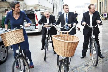 Una email, una riflessione: perché i nostri politici non vanno a lavoro in bicicletta? Perché non danno il buon esempio ai cittadini? in europa lo fanno...