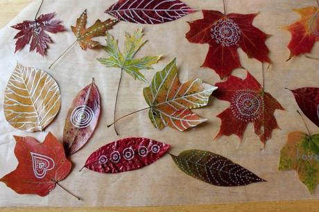 foglie secche decorate, colorare le foglie, progetto autunnale, progetti coi bambini, lavoretti bimbi 