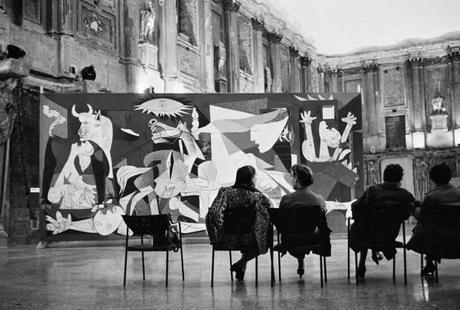 Visitatori alla mostra di Picasso del 1953 a Palazzo Reale una immagine di Visitatori alla mostra di Picasso del 1953 a Palazzo Reale 620x419 su Picasso a Palazzo Reale: Capolavori in Mostra