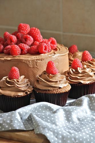 Torta cioccolato e lamponi (con cupcakes) IMG_3157