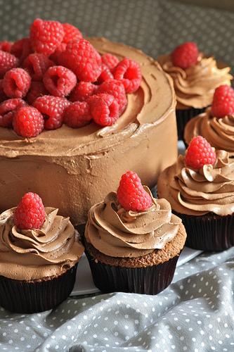 Torta cioccolato e lamponi (con cupcakes) IMG_3153