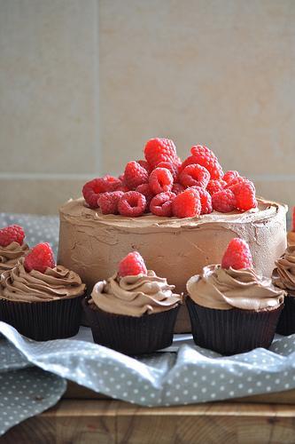 Torta cioccolato e lamponi (con cupcakes) IMG_3143