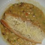 Zuppa di cicerchie con verdurine croccanti servita con bruschetta al formaggio ragusano Zuppa di cicerchie con verdurine croccanti servita con bruschetta al formaggio ragusano