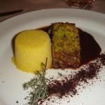 Tournedos di maialino in veste di pistacchi di Bronte con cous cous e salsa al cioccolato di Modica Tournedos di maialino in veste di pistacchi di Bronte con cous cous e salsa al cioccolato di Modica