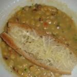 Zuppa di cicerchie con verdurine croccanti servita con bruschetta al formaggio ragusano