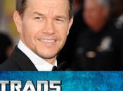 Michael ricambia carte tavola Transformers Mark Wahlberg