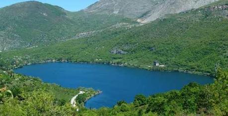 I misteri irrisolti del lago di Scanno, il bacino a forma di cuore