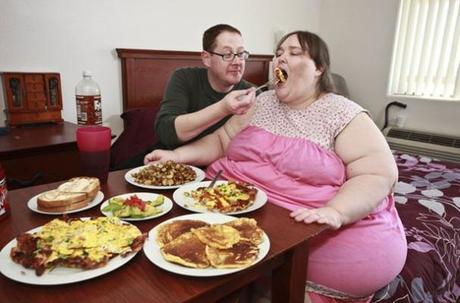 Vuole arrivare a 730 Kg per essere la donna più grassa del mondo