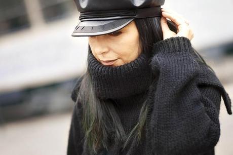 Smilingischic , dettagli outfit, primo piano, cappello con visiera, Mango, punte dei capelli colorate di verde Military Trend: total black!