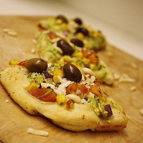 Pizza bianca con farina di grano saraceno, cumino con verdure e Crutin