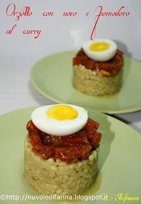 Orzotto con uovo e pomodoro al curry